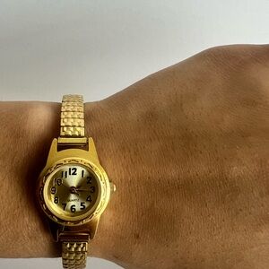 Goldtone Quartz 2035 Movement Women’s Watch NEW BATTERY